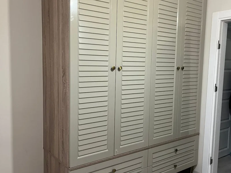 Jaluzi kapaklı, altı çekmeceli boy gardırop